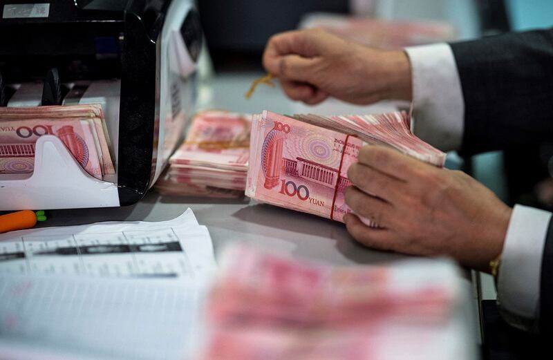 图为上海一家银行的员工在清点钞票。最新数据显示,中国银行业今年七月份新增人民币贷款降至十五年来的最低水平。(法新社图片)