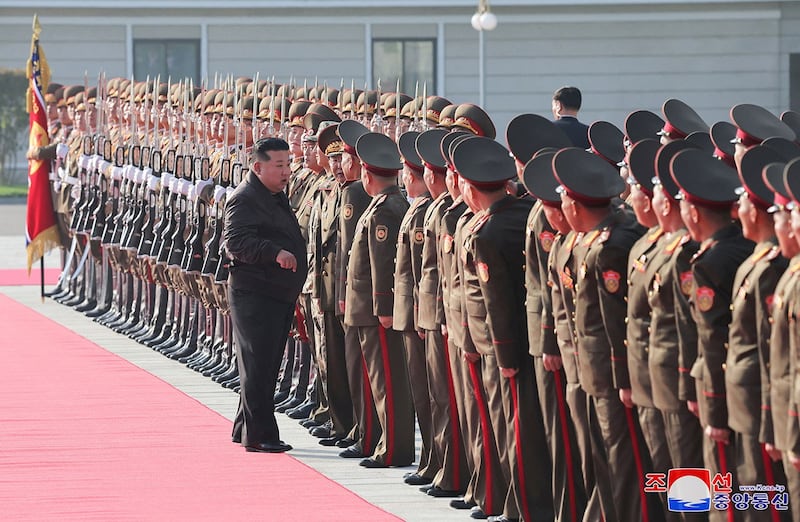 2024年10月18日，朝鲜领导人金正恩视察朝鲜陆军第二军团总部。（KCNA via Reuters）