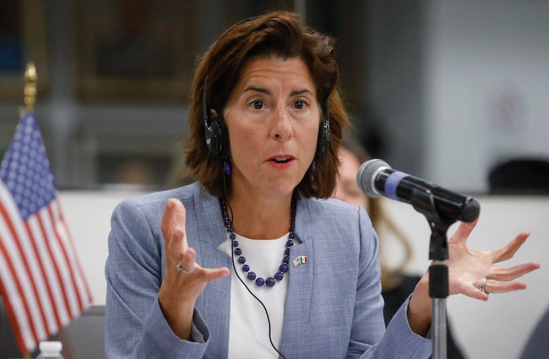 美国商业部长雷蒙多(Gina Raimondo)2022年11月4日表示,可能需要六到九个月的时间,才能使美国的盟友一起加入出口禁令限制。(美联社图片)