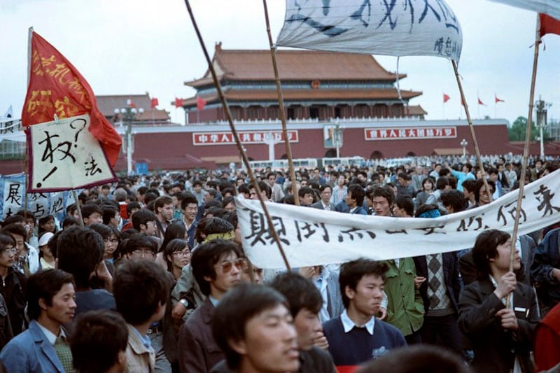 1989 年 5 月 13 日,抗议的学生聚集在北京天安门广场。(Vitaly Armand/法新社)