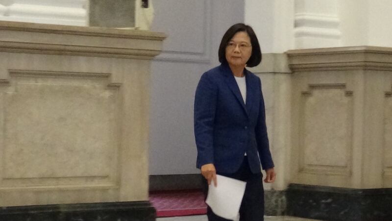 蔡英文总统确定赢得党内总统初选后,在总统府召开记者会,图为她走进记者会场。(记者夏小华摄)