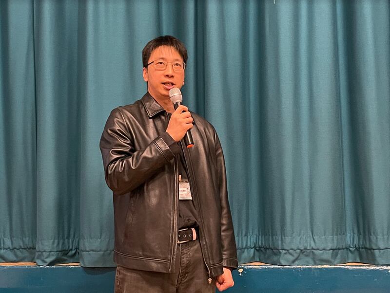 去年三月来到英国的港人崔天成(Alex Chui),将代表自由民主党出选新一届萨顿议员。他呼吁港人珍惜投票及参选权利,也希望自己站出来参选,会鼓励更多香港人关注英国政治。 (吕熙摄)