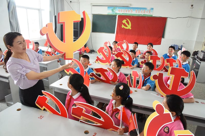 该《意见》写道,共产党始终把培养好少年儿童作为一项关系红色江山永不变色的战略性、基础性工作。(法新社资料图片)