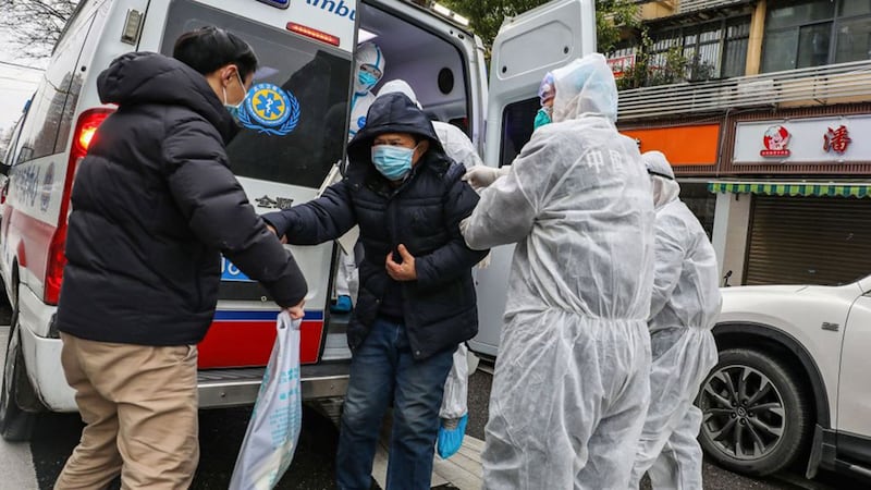 “武汉肺炎”疫情造成中国八万多人感染,两千多人身故,目前正在全球数十个国家蔓延。过多武汉肺炎患者得不到及时确诊和隔离,被迫四处求医,无意中成为流动病源,导致疫情不断扩散。(法新社)