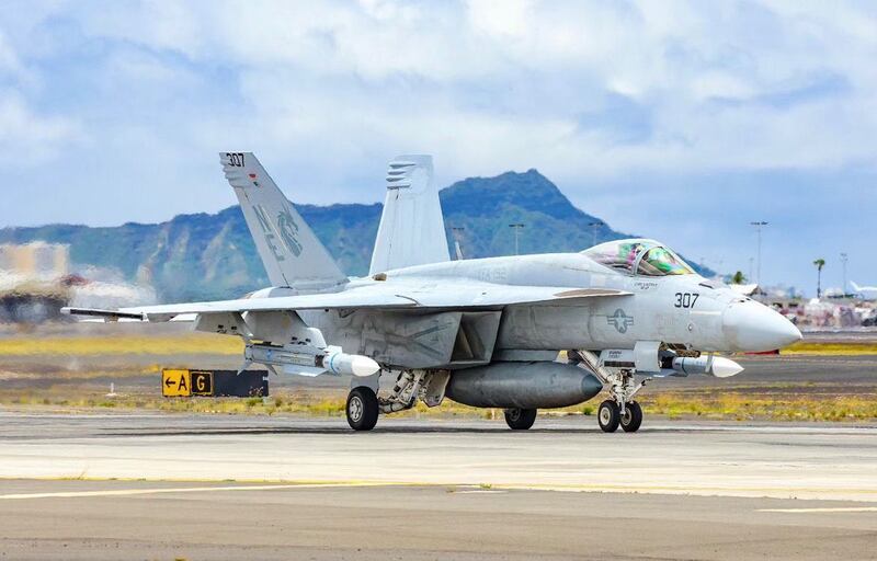 [5] FA-18E 전투기에 탑재된 XAIM-174B 공대공 미사일(출처-미해군).jpg