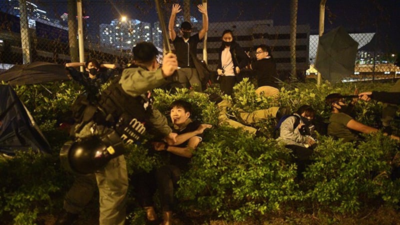 2019年11月19日,警察殴打并准备拘捕试图离开香港理工大学的学生。(法新社)