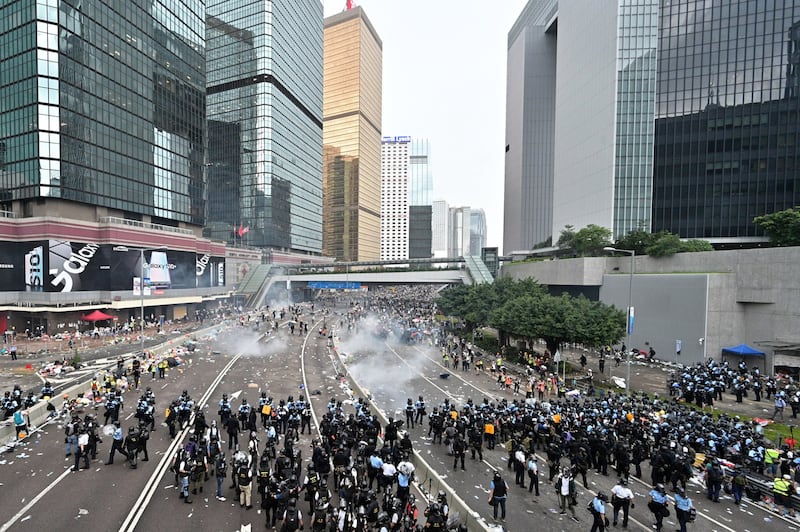 2019年6月12日，香港市民反《逃犯条例》的示威活动中，警察向示威者发射催泪弹。（法新社）