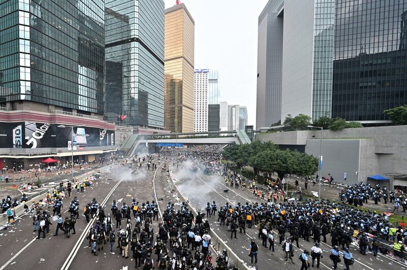 2019年6月12日,香港市民反《逃犯条例》的示威活动中,警察向示威者发射催泪弹。(法新社)