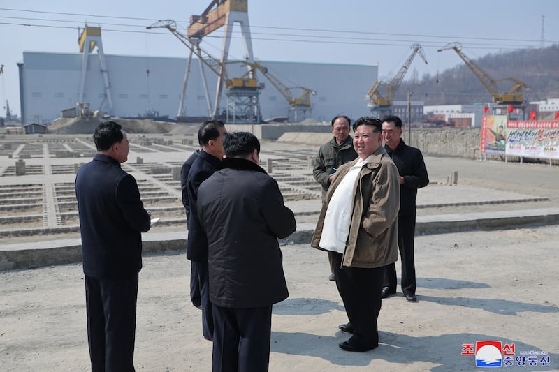 북한 김정은 국무위원장이 지난달 20일 남포조선소를 현지지도했다고 조선중앙통신이 보도했다. 김 위원장은 해군무력을 강화하기 위해 능력확장과 현대화를 주문했다.