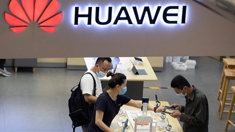 中国华为公司设在北京的一家商店正在销售手机产品(美联社)