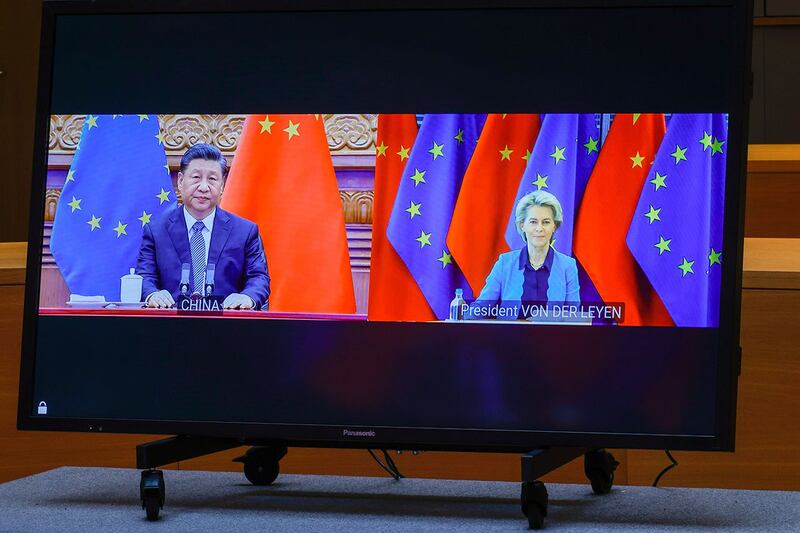 2022年4月1日,中国国家主席习近平(左)和欧盟委员会主席冯德莱恩周五参加以视频方式举行的欧盟中国峰会。(美联社)