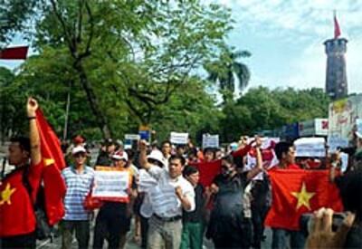 Đoàn người biểu tình tuần hành trên đường Điện Biên Phủ, Hà Nội sáng Chủ nhật 03-07-2011. NguyenXuanDien's blog.