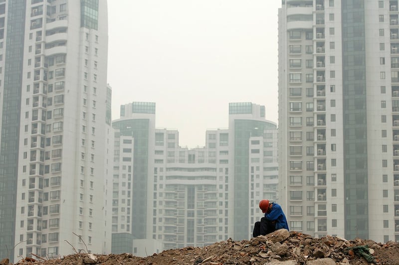 图为上海的一处住房建筑工地。中国人民银行行长潘功胜最近宣布,将降低存量房贷利率和统一房贷最低首付比例,引导商业银行将存量房贷利率降至新发放房贷利率附近。(路透社资料图片)