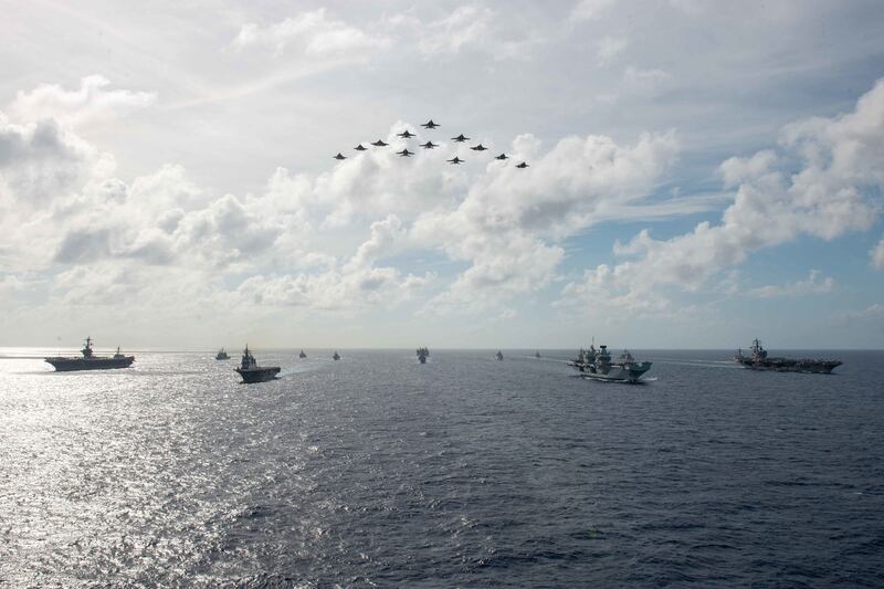 舰载机编队从舰队上空飞过。(脸书图片/U.S. Pacific Fleet/U.S. Navy)