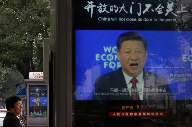 2018年6月25日,北京街头,播放中国国家主席习近平在世界经济论坛演讲视频。(美联社)