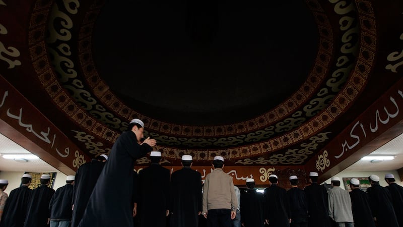 资料图片:中国回族少数民族的穆斯林学生在宁夏伊斯兰学院的一座清真寺内祈祷。 (路透社)