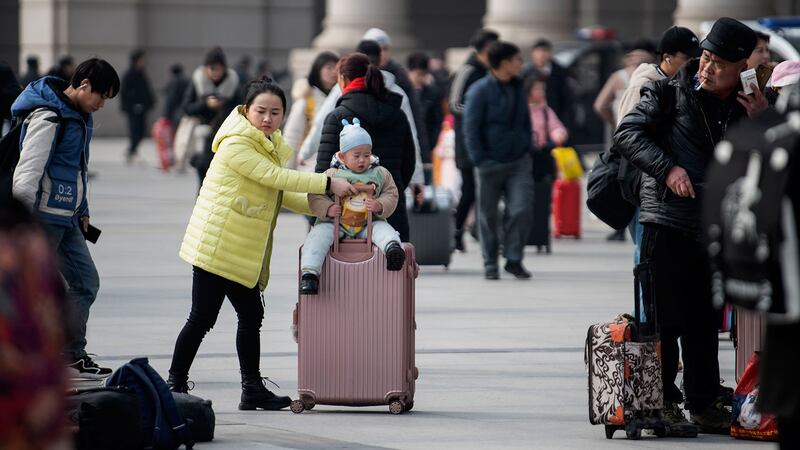 目前,中国已进入每年一度的春运流动期,各地火车站和长途客车站均未采取防范措施。图为2020年1月12日,乘客到达湖北省武汉市的火车站。(法新社)