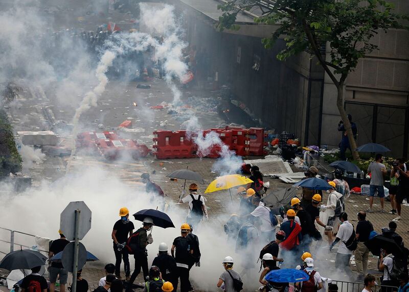 2019年6月12日,反《逃犯条例》的示威活动中,警察向示威者发射催泪弹。(美联社)