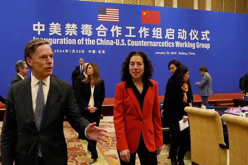 2024年1月30日,美国驻华大使伯恩斯(Nicholas Burns 左)和美国白宫禁毒代表团团长兼国土安全部副顾问珍·达斯卡尔(Jen Daskal 右)在北京钓鱼台国宾馆出席"中美禁毒合作工作组启动仪式"。(美联社)