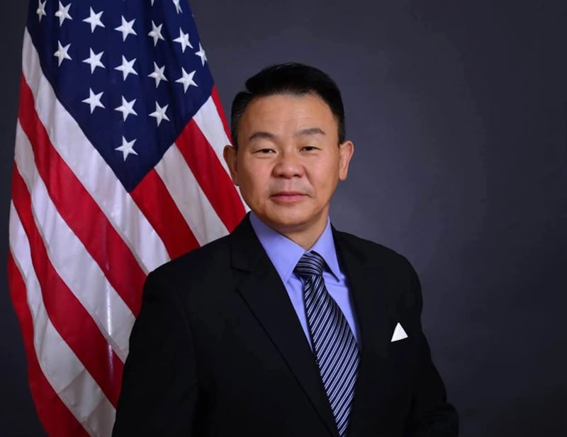 2022 年在纽约竞选公职的异见人士熊焱显然受到唐元隽的监视 (熊焱竞选图片/Facebook)