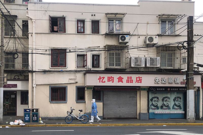 2022年4月1日封城期间上海一家关闭的食品店(美联社)
