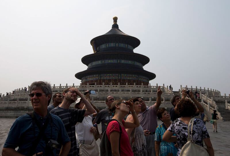 图为在北京天坛游览的外国游客。在中国留学后回到美国的柯明路(Chloe Ross Bohn)对本台表示,当一个国家的访客跟当该国的居民是很不同的事。(美联社图片)