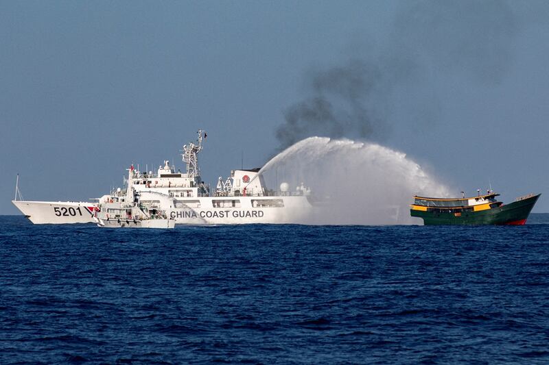中国海警船舰3月5日在南海有争议的海域,以水炮拦阻菲律宾的运补船只。(路透社)