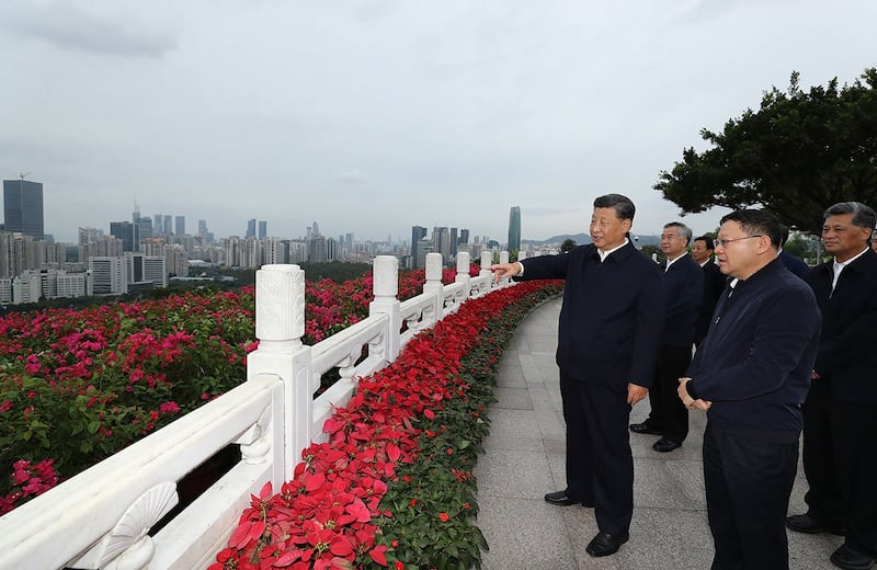 2020年10月14日,中国领导人习近平在广东远望深圳特区。( Xinhua via AP)