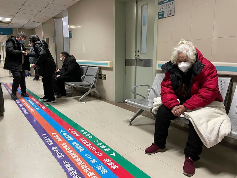 2022年12月21日,亲友在河北涿州一家医院急诊室外等待正在被救治的患者。(美联社图片)