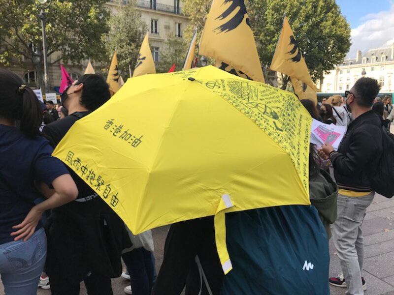 28号是香港雨伞运动争取真普选5周年纪念,持续4个月“反送中”抗争的香港人在全球举行各种集会活动反中共极权并纪念“佔中”,“居法港人撑香港”组织以及支持香港民主的各团体也在巴黎圣米歇尔广场上集会。(记者蔡凌)