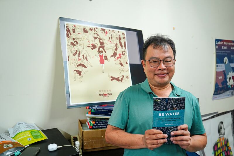 何明修的辦公室收集了一些香港「反送中」時期的文宣、藝術作品。