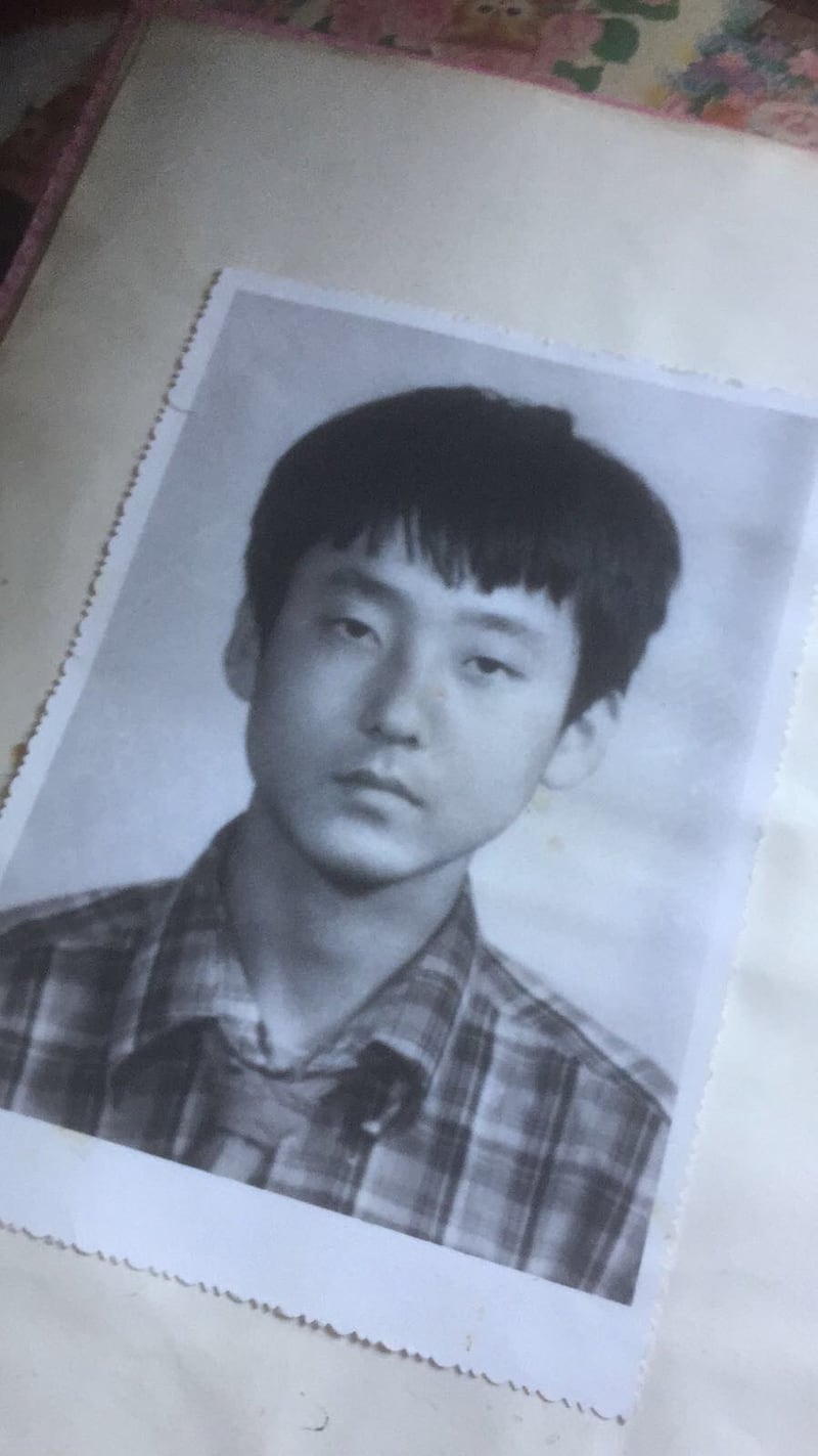 马聚16岁时的第一本护照照片