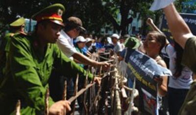 Công an ngăn chặn người dân biểu tình chống Trung Quốc tại Hà Nội hôm 22/7/2012. AFP photo