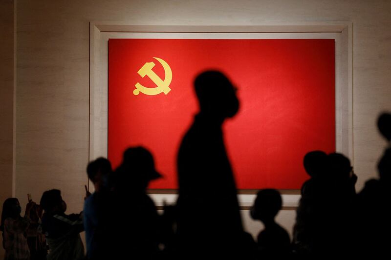 游客在设于北京的中国共产党博物馆内参观(路透社)