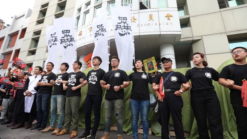 罢韩四君子今年3月9日载运40万份罢免高雄市长韩国瑜的连署书,送进高雄市选举委员会。(WeCare高雄提供)