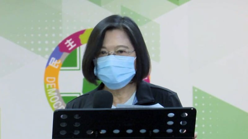 蔡英文总统认为新版护照在手,“很清楚我们就是台湾人”。(民进党脸书截图)