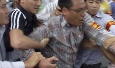 Không kém gì an ninh và công an Nhóm tự quản tự quản đeo băng đỏ cũng thô tục và mạnh tay. Photo Blog ABS