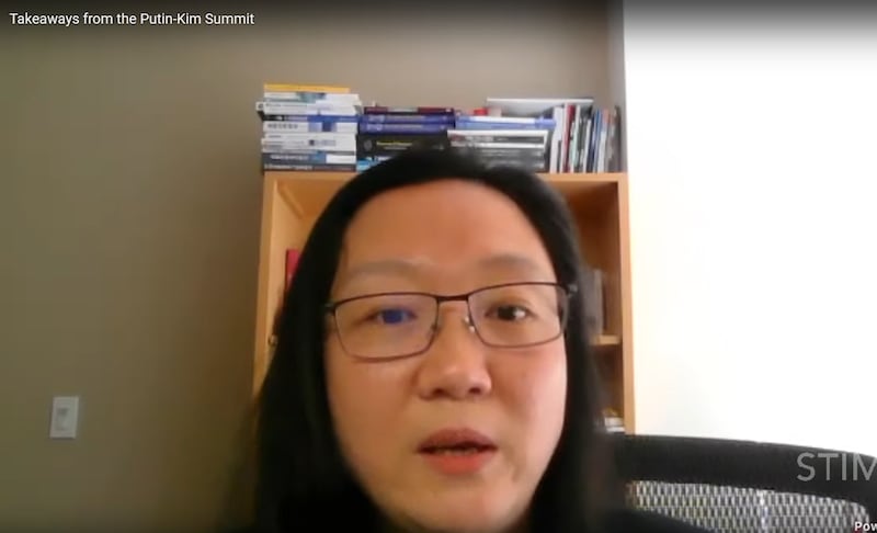 史汀生中心中国项目主任孙韵在研讨会上指出,从中国官方的冷淡反应中可以看出,中国在朝俄缔盟中无疑是个输家。尽管普京此次访问朝鲜的成果可能不会对中国产生直接影响,但会左右未来国际局势的发展。(视频截图/史汀生中心/Zoom)