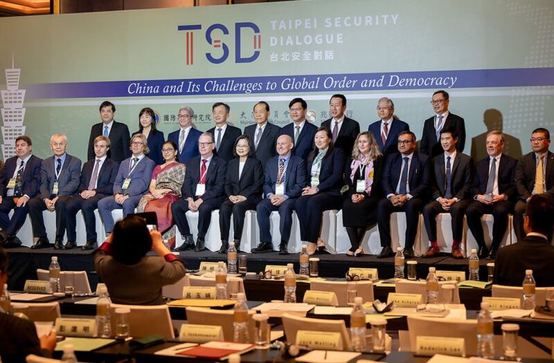 台湾的总统蔡英文8日出席 “2023台北安全对话”,和与会者合影。(台湾总统府提供)