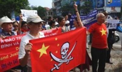 Người dân Hà Nội cũng xuống đường biểu tìnhchống Trung Quốc hôm 17/7/2011. AFP photo