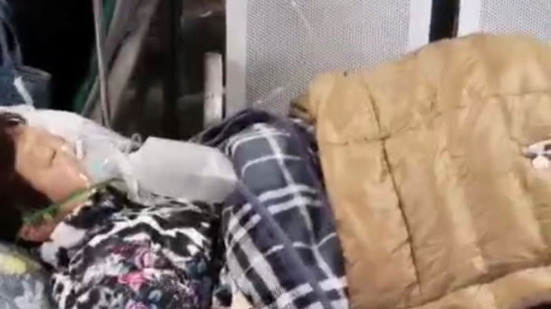 胡爱珍的身体状况愈来愈差，每天去医院吸氧。（家属提供/记者乔龙）