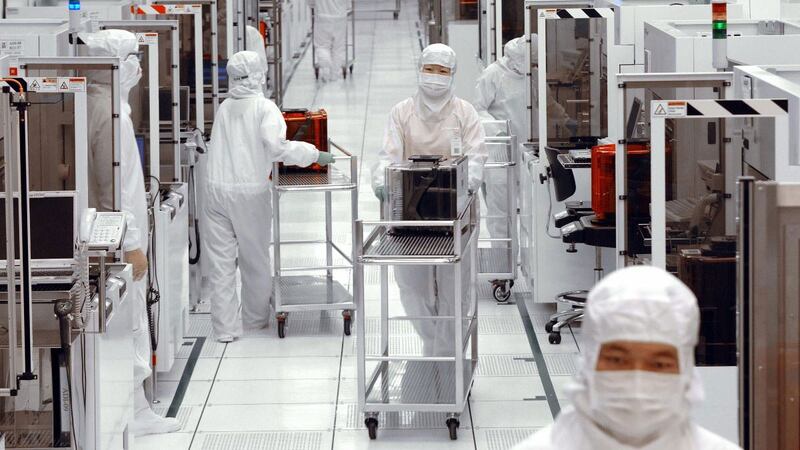 资料图片:半导体厂无尘室工作的工程师。(法新社)