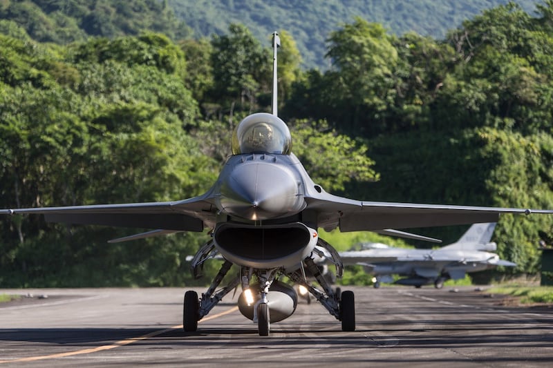 空军F-16战机进行战备转场任务。(国防部提供)