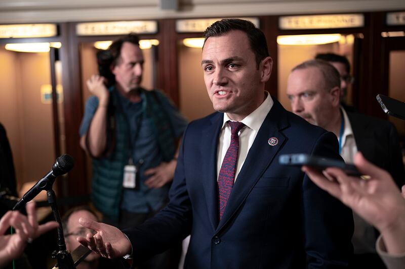 图:美国联邦众议院以主席加拉格尔(Mike Gallagher)。以他为首的中国问题特别委员会的13名共和党籍成员,周四联名致函拜登,呼吁他向习近平提出改善关系的10项要求。(美联社资料图片)