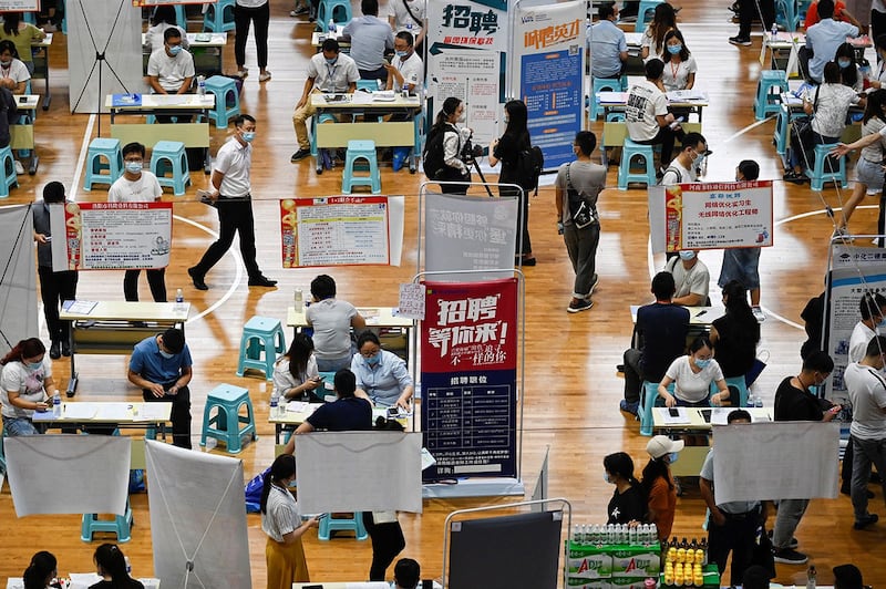 资料图片:求职者在河南省郑州参加招聘会。(法新社)
