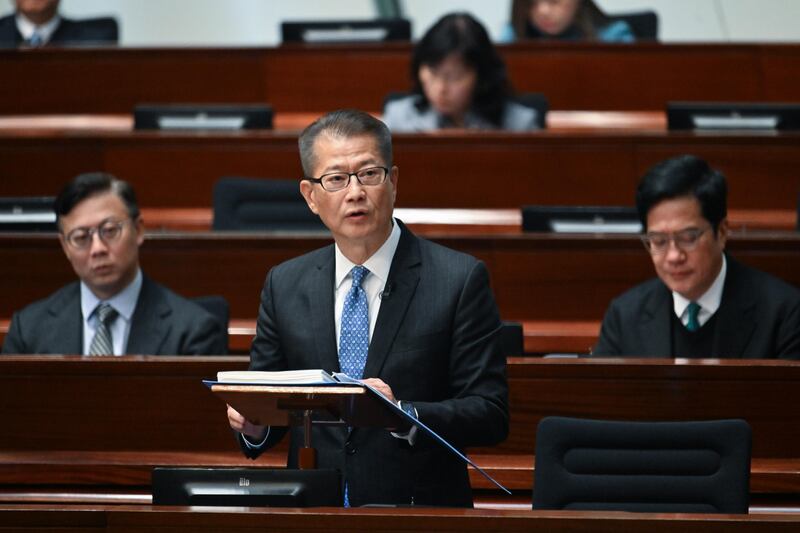 《預算案》派糖大幅減少,引起市民不滿。