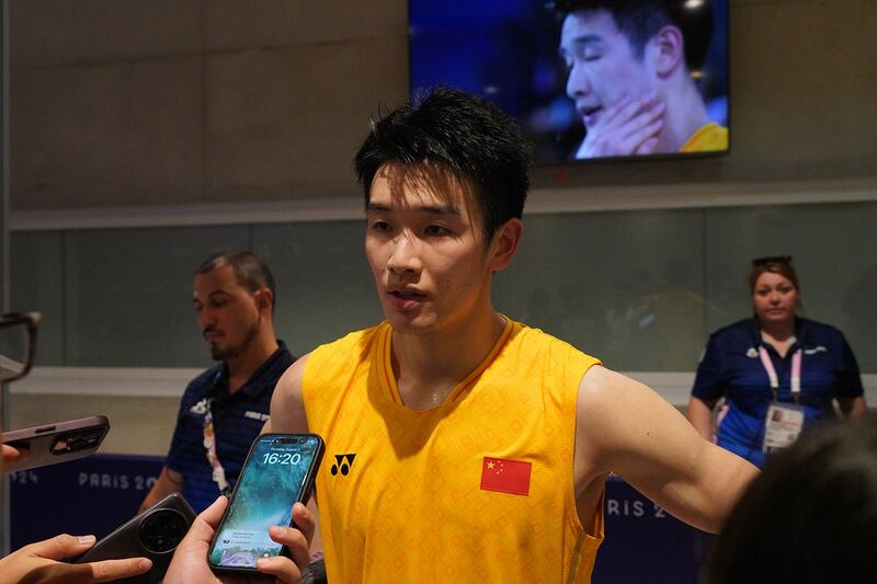中国运动员李诗沣2024年8月1日在巴黎奥运羽毛球男子单打比赛后接受媒体采访(RFA)