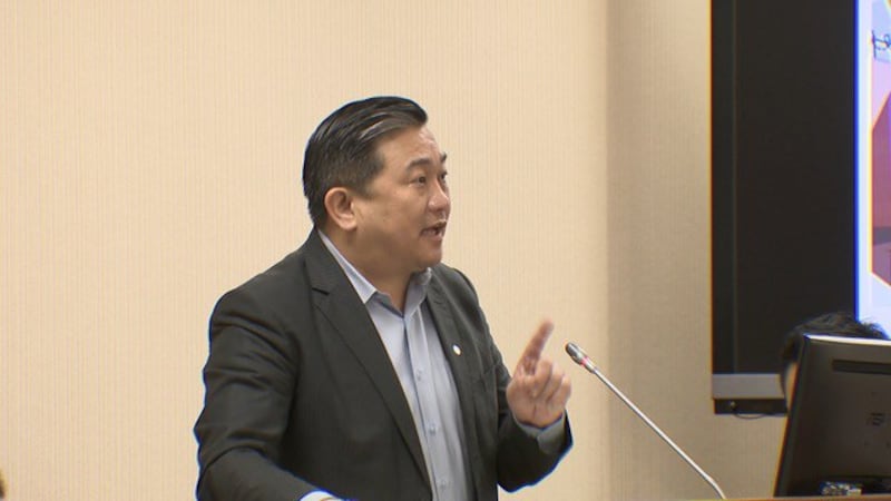 民进党立委王定宇质询指,共军扰台起飞点、路线有所不同。(记者 黄春梅摄)