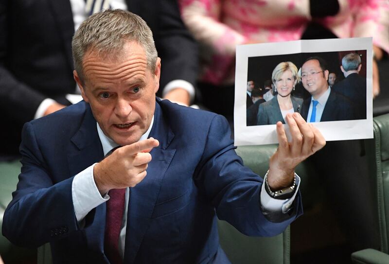 2017年6月14日,澳大利亚国会大厦国会议员索腾(Bill Shorten)拿出前外长毕绍普(Julie Bishop )与黄向墨合影,质询外交部和这名富豪的关系。(美联社)