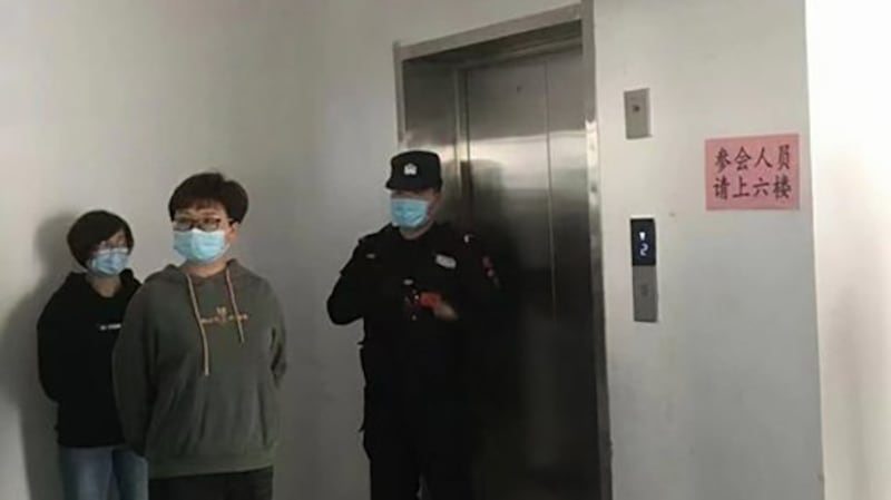 中国民营企业家孙大午的两个弟媳被警察带走(推特截图)